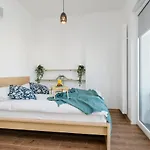 Shortstaypoland Kasprzaka 公寓 *